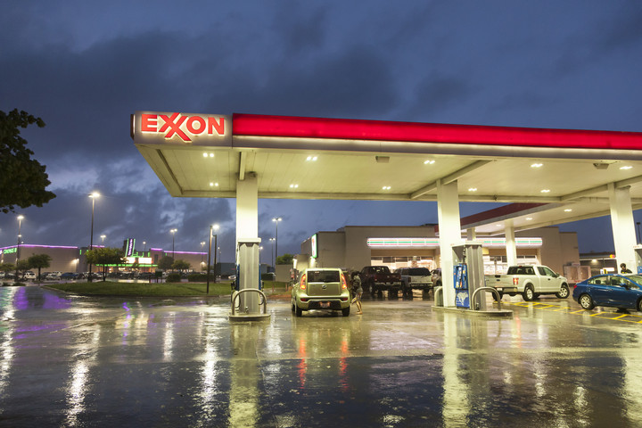 Exxon Posts $680M Loss as Oil Slump Continues
