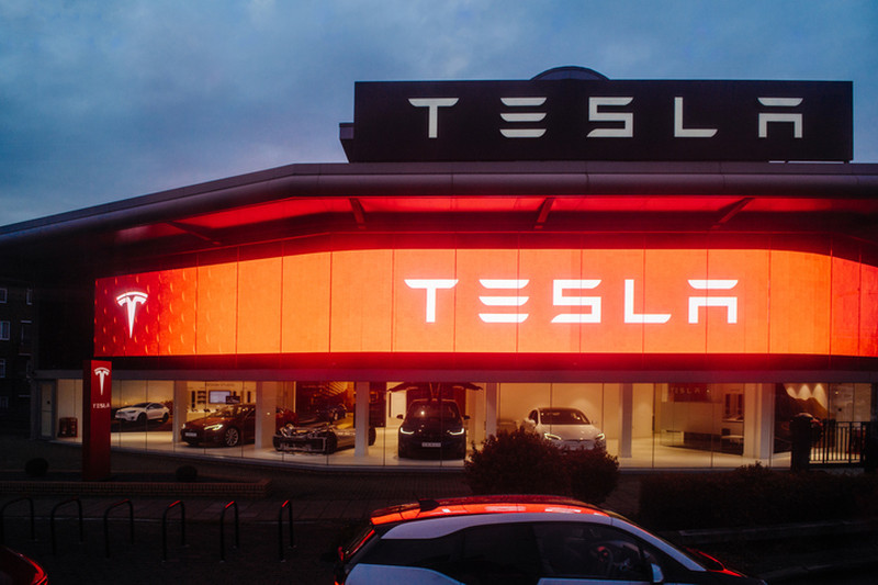 Tesla Shares Fall Amid Doubts About Elon Musk