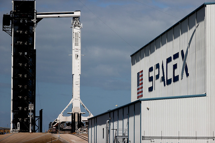 Musk Warns SpaceX Employees of Bankruptcy Risk