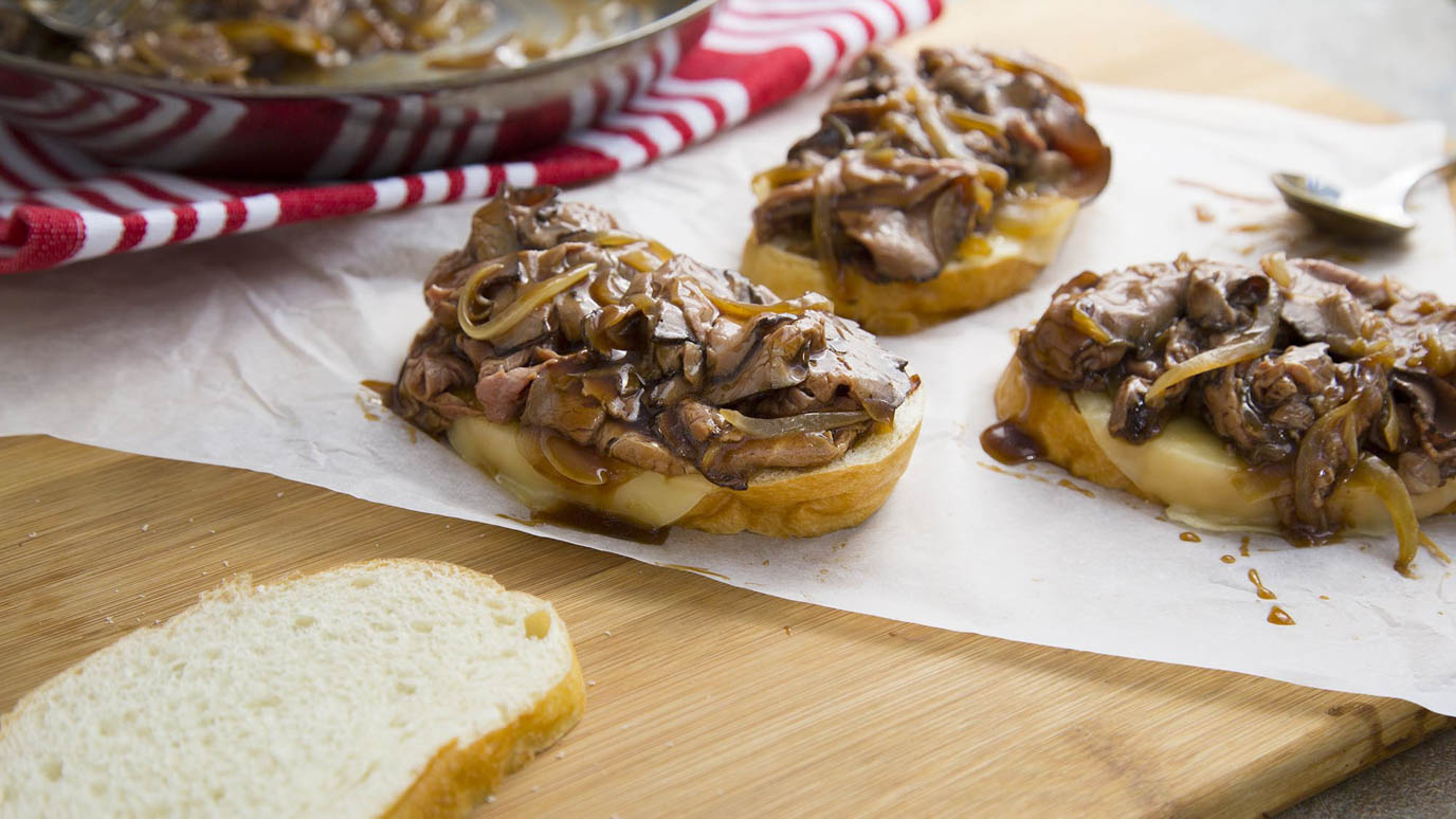 open_faced_roast_beef_sandwiches_2000x1125.jpg