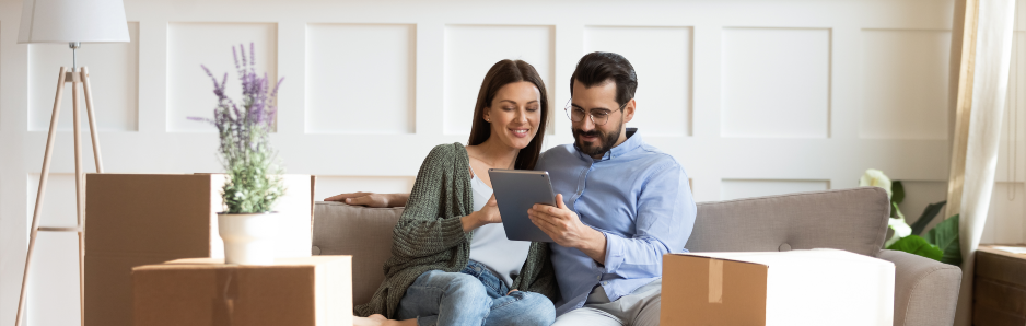 muz i zena sede u novom stanu