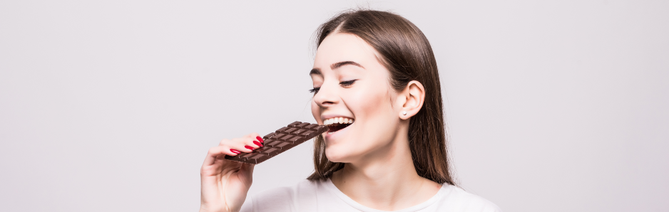 devojka jede crnu cokoladu