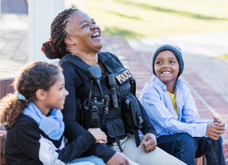 Oficial de policía con niños 