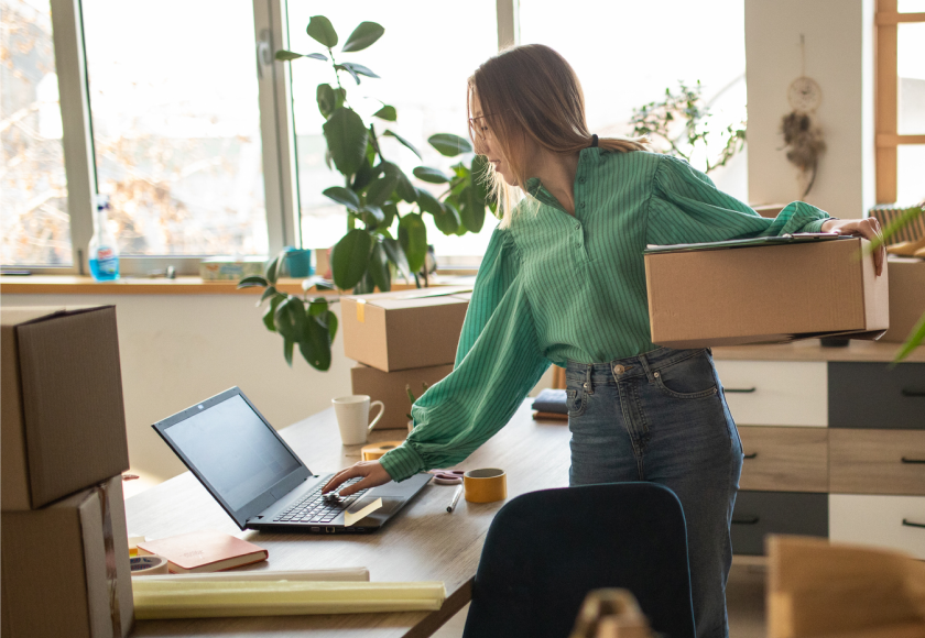 Frau kauft online ein